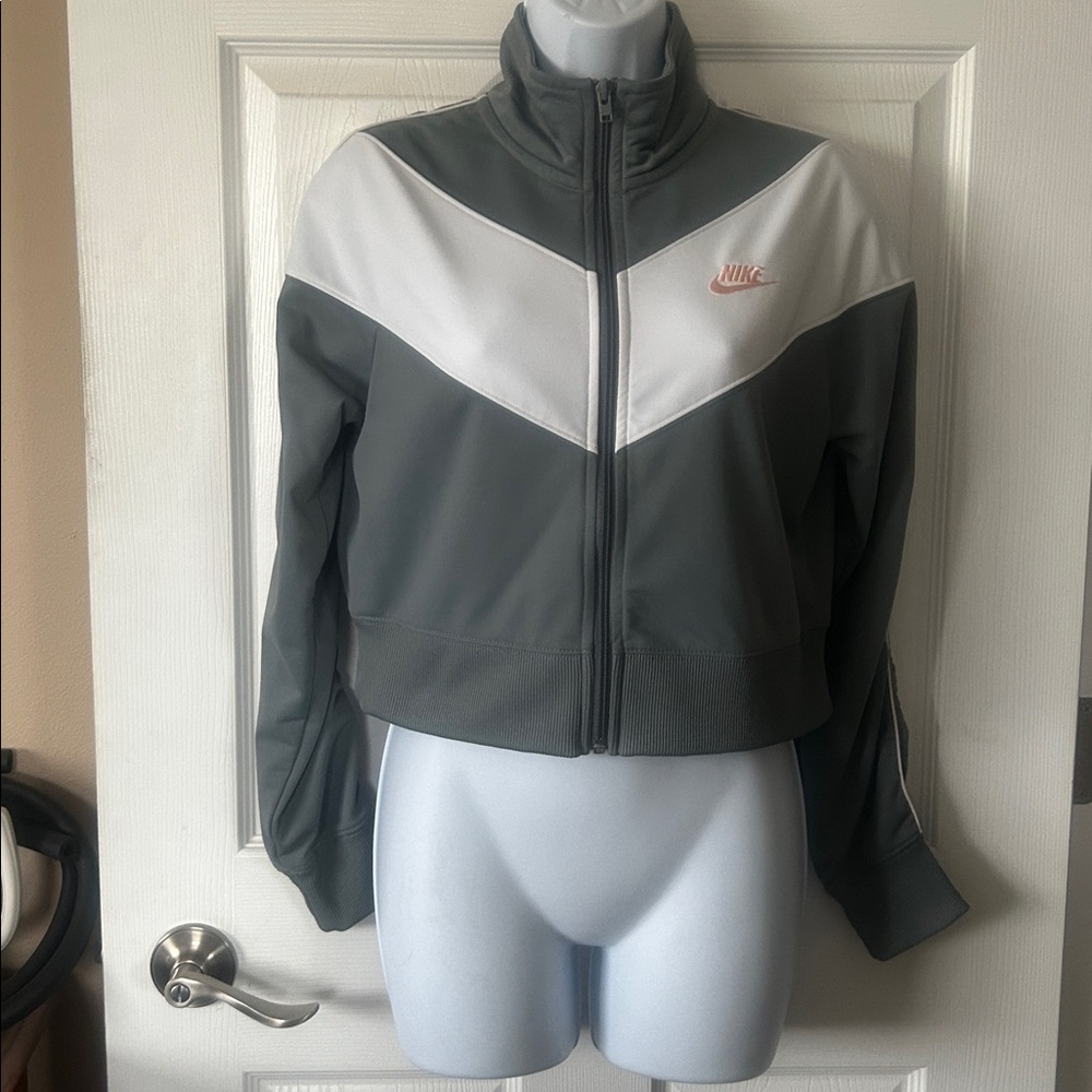 Nike  EXCELLENT CONDITION! Gray and White Chevron Jacket